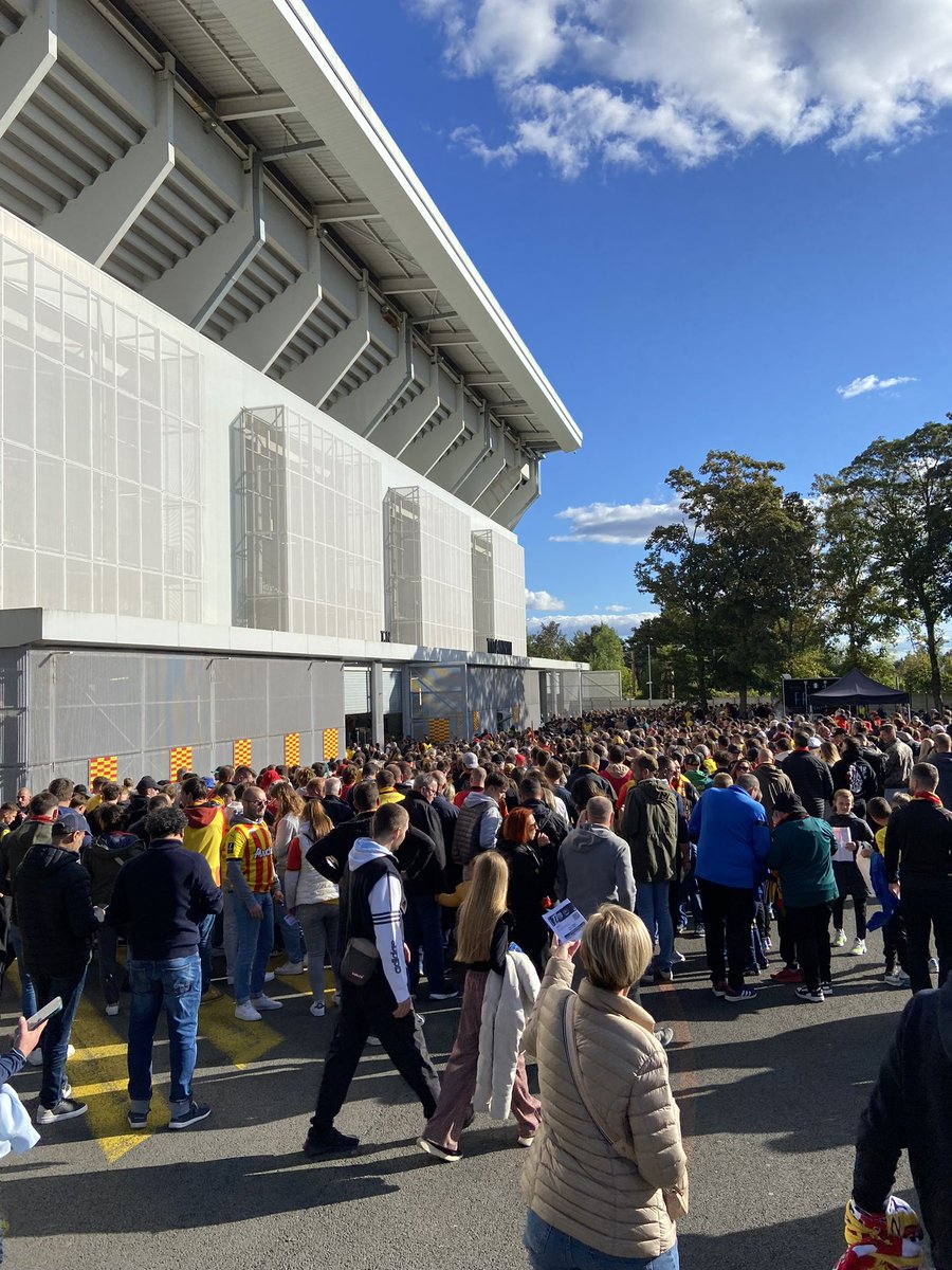 Tony87874635's tweet photo. 20 minutes avant le match de Lens Nice, il faut absolument revoir le processus d’accueil et de sécurité au stade https://t.co/NGoR7VSkSO