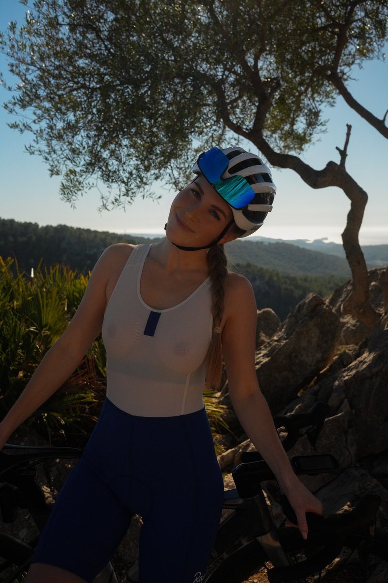 SabrinaFischer's tweet photo. Would you date me? 😇 https://t.co/sFKX0PMmQP