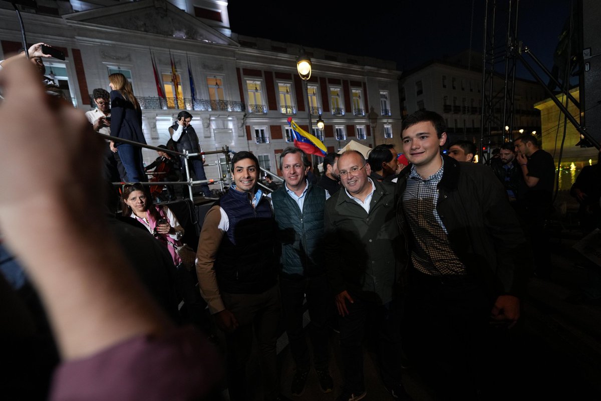 Maduro tiene que asumir el resultado electoral y facilitar el tránsito hacia la democracia, con <a href="/EdmundoGU/">Edmundo González</a> como presidente. 

Es emocionante compartir esta jornada en las calles con el pueblo venezolano y acompañar a Ricardo, hijo de <a href="/MariaCorinaYA/">María Corina Machado</a>.

#VzlaLibre