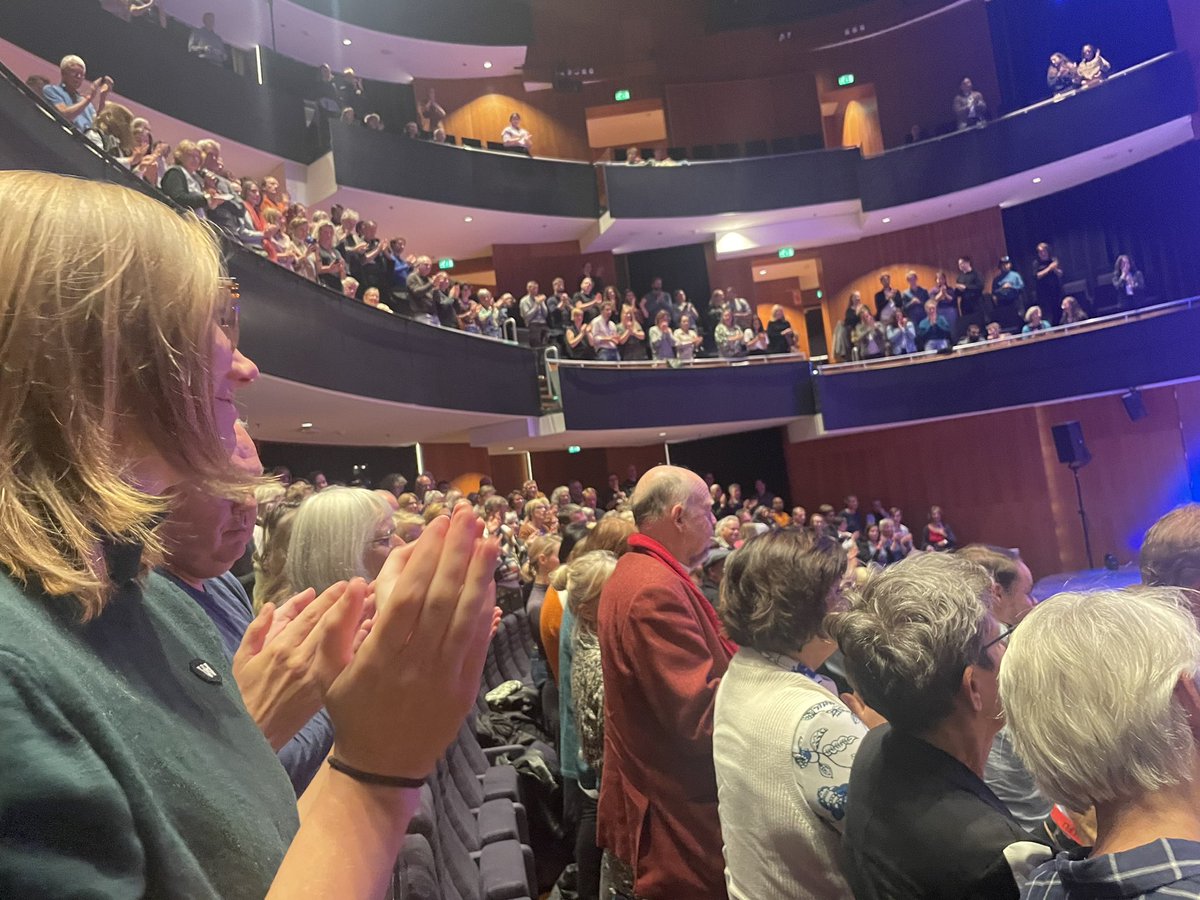 Gezegend is het land waar de rij om een boek te laten signeren door Svetlana Alexijevitsj langer is dan <a href="/TiVre_Utrecht/">TivoliVredenburg</a> kan verstouwen

Dank <a href="/ILFUtrecht/">ILFU</a> voor organiseren lezing, <a href="/LisaWeeda/">Lisa Weeda</a> voor mooie laudatio en Hanna Shybayeva voor spectaculaire muziek