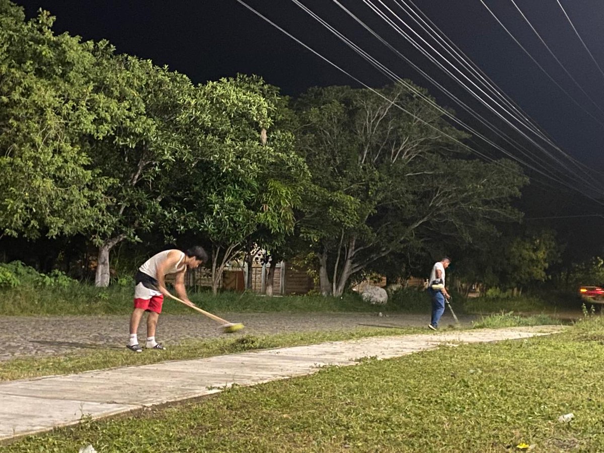 Moradores de la casa del estudiante Graciano Sánchez de Colima, realizaron la faena quincenal que se promueve para mantener una casa limpia y ordenada✨