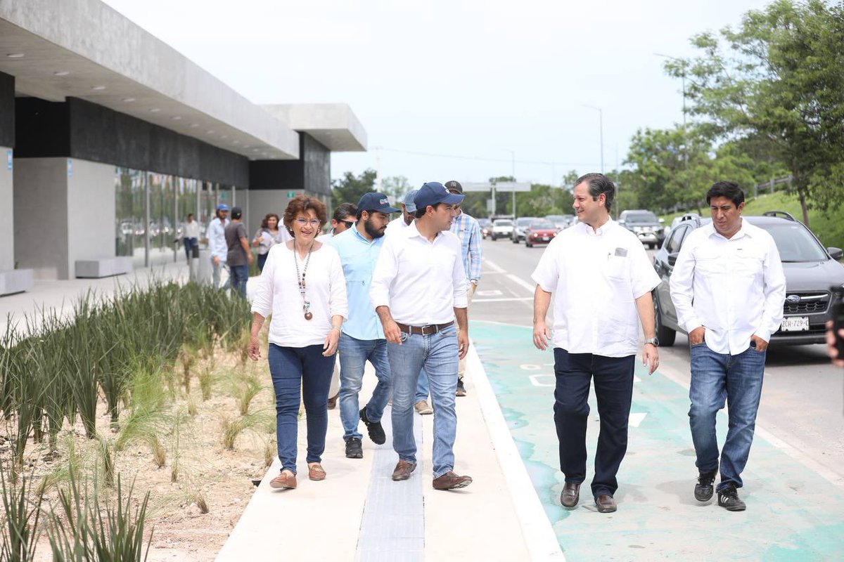 MauVila's tweet photo. Me dio mucho gusto acompañar a la Encargada de Despacho del Gobernador, @MariaFritzS, en el recorrido de supervisión del Centro de Transferencia Multimodal (CETRAM) #Norte, el cual conectará con más de 20 rutas urbanas y del interior del estado ofreciendo transbordos seguros, ágiles e incluso gratuitos en un espacio cómodo, permitiendo la interconexión con varios modos de transporte:

✅ Convergerán 17 rutas en el interior del estado: Xcuyún-Mérida, Mérida-Motul, Dzemul-Mérida, Dzidzantún-Mérida, Mocochá-Mérida, San Francisco Manzanilla-Mérida, Conkal-Mérida, Conkal-Dzibilchaltún-Dzityá-Mérida, Tizimín-Mérida, Ixil-Mérida, Chicxulub pueblo- Mérida, Panabá-Mérida, Mérida-Baca-Mérida, Teya-Mérida-Teya, Cuyo-Tizimín-Mérida, Cacalchén-Motul y Bokobá-Kopté-Motul.

✅ Permitirá la conexión con el #CircuitoPeriférico; Circuito Poniente, Plazas y Universidades; y Circuito Poniente, Plazas y Universidades exprés del #VaYVen.

✅ Contará con las rutas convencionales de Alemán-Águilas-Jardines del Norte y Vega del Mayab.

✅ Las y los usuarios podrán transbordar de manera gratuita en las rutas del estado que converjan en este Cetram, siempre y cuando no se salgan del Cetram, con lo que también se respalda la economía de miles de usuarios que utilicen estos centros de transferencia.

Con esta obra la gente que viene del interior de estado ya no tendrá necesariamente que llegar al Centro de #Mérida y se podrá conectar desde el #Periférico con diversas rutas #VaYVen, así como con varios modos de transporte, fortaleciendo la movilidad en #Yucatán.