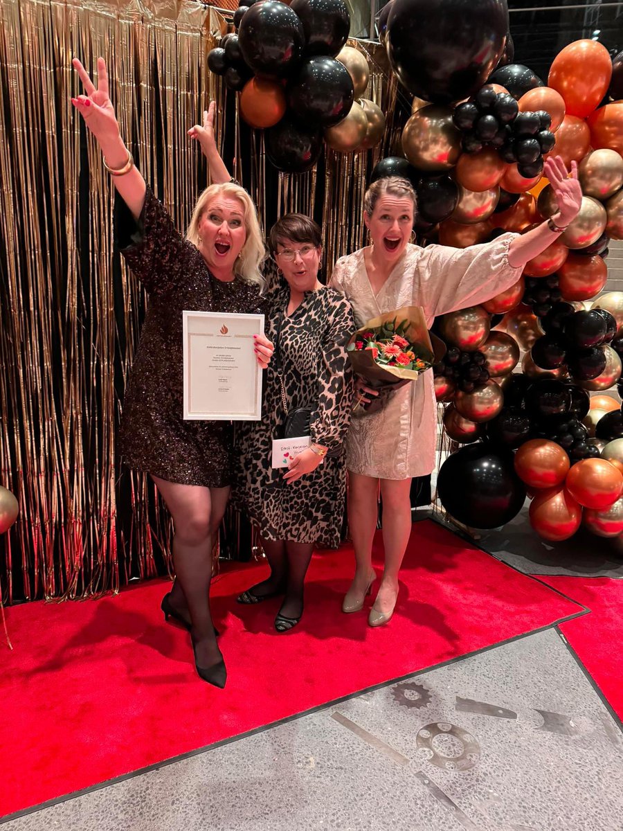 Wuhuu ja Etelä-Karjalan yrittäjänaiset on vuoden yrittäjäyhdistys 🏆
Meiltä löytyy tekijä ja vaikuttajanaisia ja yhdessä tekemällä tuodaan voittoja kotiin 💪 Palkintoa Hämeenlinnassa oli vastaanottamassa meidän puheenjohtaja <a href="/katja_lamminen/">Katja Lamminen</a> Sari Häyhä ja Minna Pellinen 🔥
Onnea