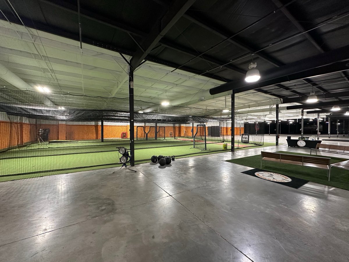 DaveSerrano11's tweet photo. With so much rain in area lately we’ve had to rely on local facilities and good friends to get our work in for ⁦@JURoyals_BB⁩. Thanks to Volunteer Performance, ⁦@diamondbballtn⁩ and ⁦@kchs_baseball⁩ for allowing us to use their beautiful facilities. https://t.co/18efQWXH2p