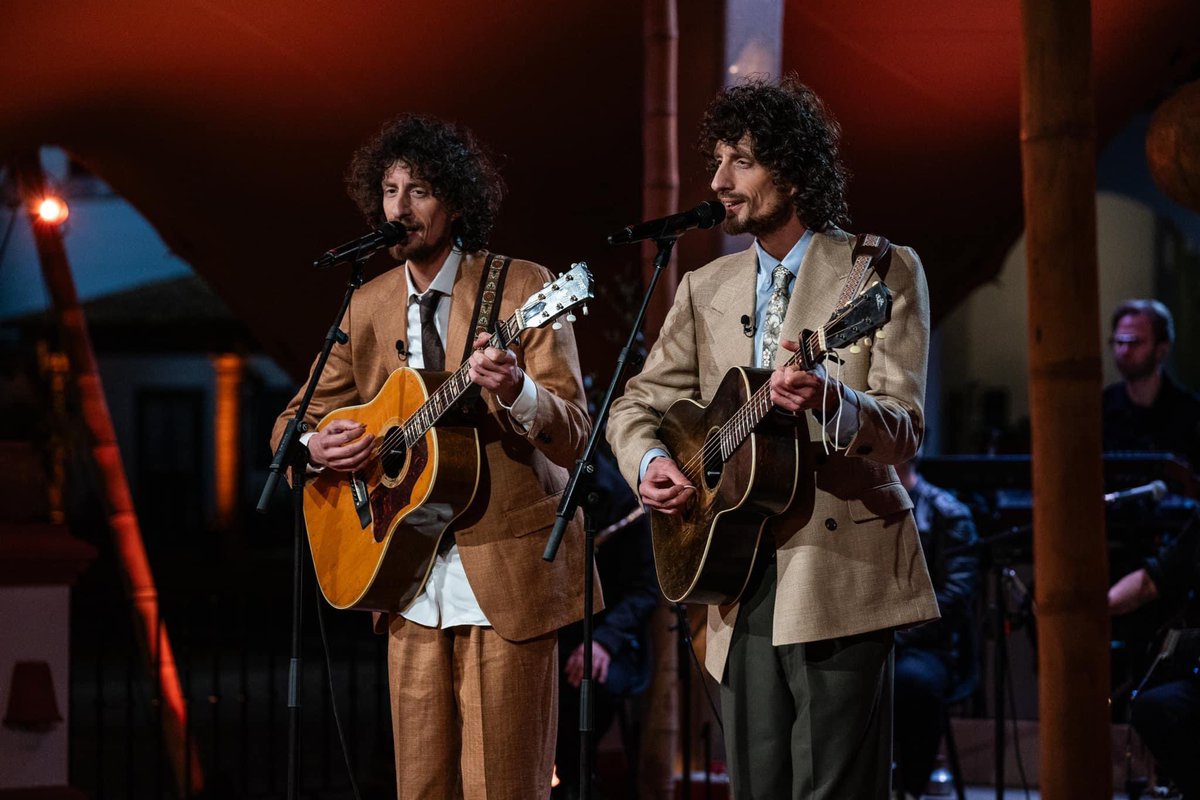 Ik kende ze niet, maar wat een prachtige, broederlijke zang! Echt iedere keer bij #bestezangers geniet ik van hun samenzang. 🎸🎵🎶🎤 #tangarine 💙