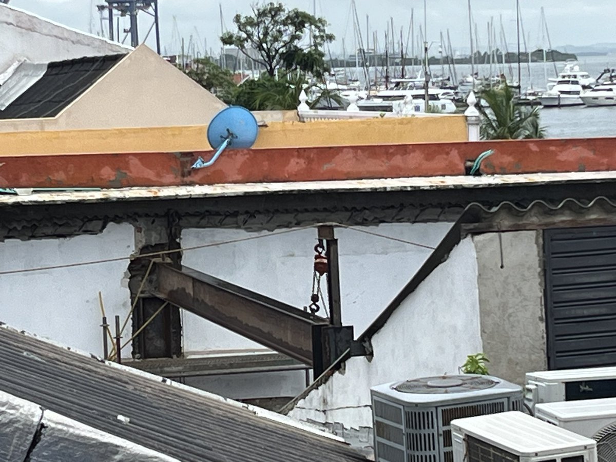 PlataEdgar's tweet photo. En plenas narices del @Ipcc_Cartagena , la construcción aledaña, realizan un tercer nivel sin permisos y sin la respectiva viabilidad de la intervención. Dónde está @AlcaldiaCTG @Ipcc_Cartagena https://t.co/2UqmQSo3Dy