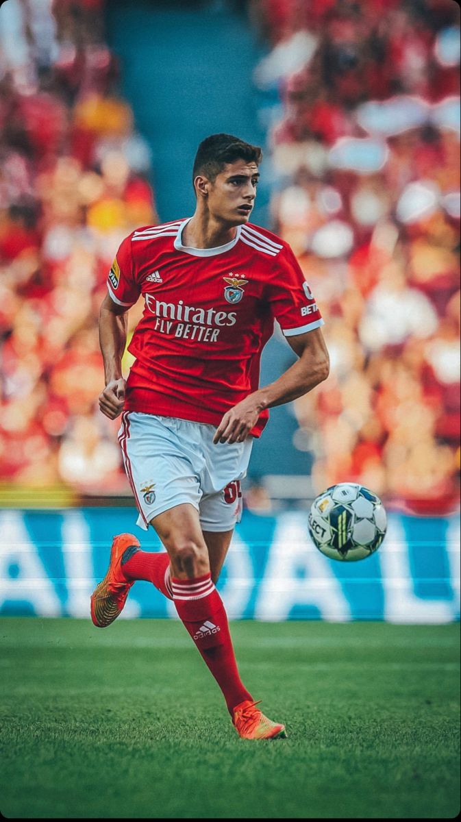 António Silva é o jogador mais novo, neste século, a atingir os 100 jogos pelo Benfica. Aos 20 anos, já foi campeão, já esteve num Mundial e num Euro. Talento diferenciado, personalidade à Benfica.
