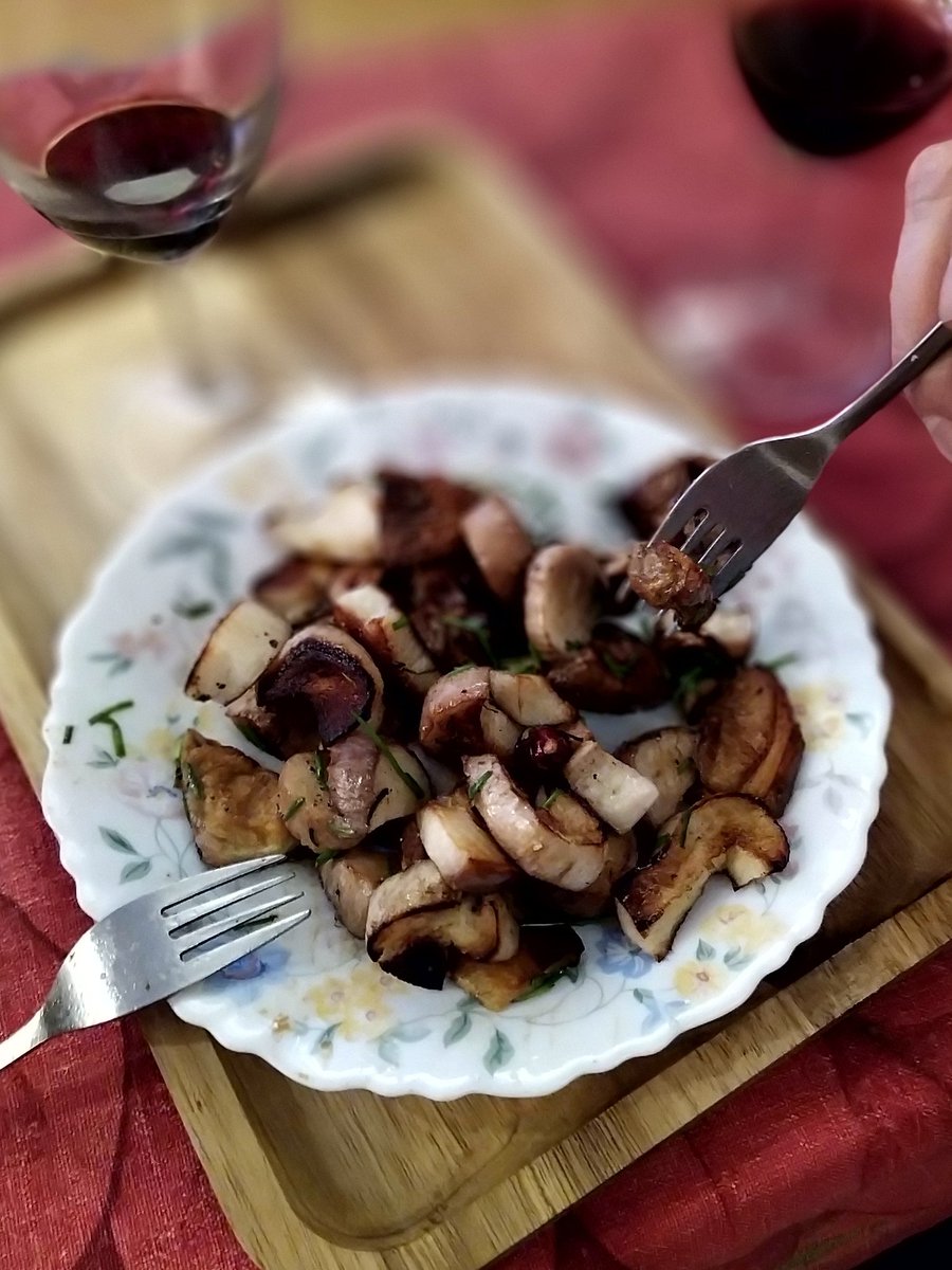 La première poêlée de Cèpes pour l'apéro 

Recette très simple, juste grillé aller/retour Huile + beurre.
Ensuite sel/poivre et ciboulette.

C'est tout.

🕺🏼<a href="/dascritch/">Xavier Mouton-Dubosc @dascritch@mast.eu.org</a>