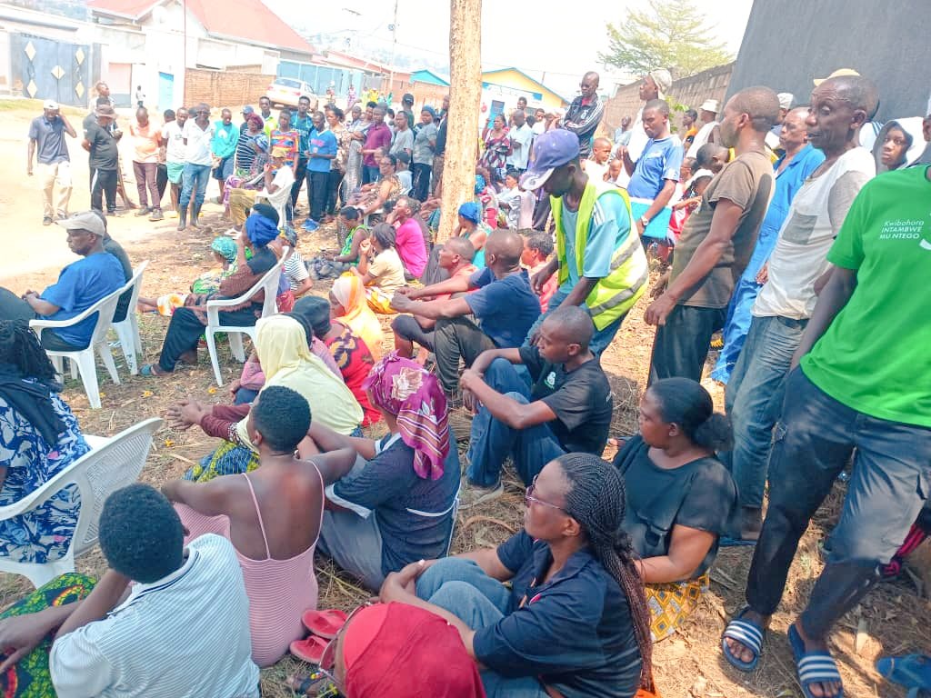 CnfDistrict's tweet photo. Kuri uyu wa gatandatu Inama y'Igihugu y'Abagore mu karere ka Kicukiro ifatanyije n'Ubuyobozi bw'Akarere ka Kicukiro  hakozwe umuganda wibanda kugutegura imirima yo guteramo imboga uzifashishwa na ECD ndetse n'abahaturiye, hakozwe kandi isuku  nk'isoko y'Ubuzima m'Umuryango... https://t.co/BNWJjlZm8H