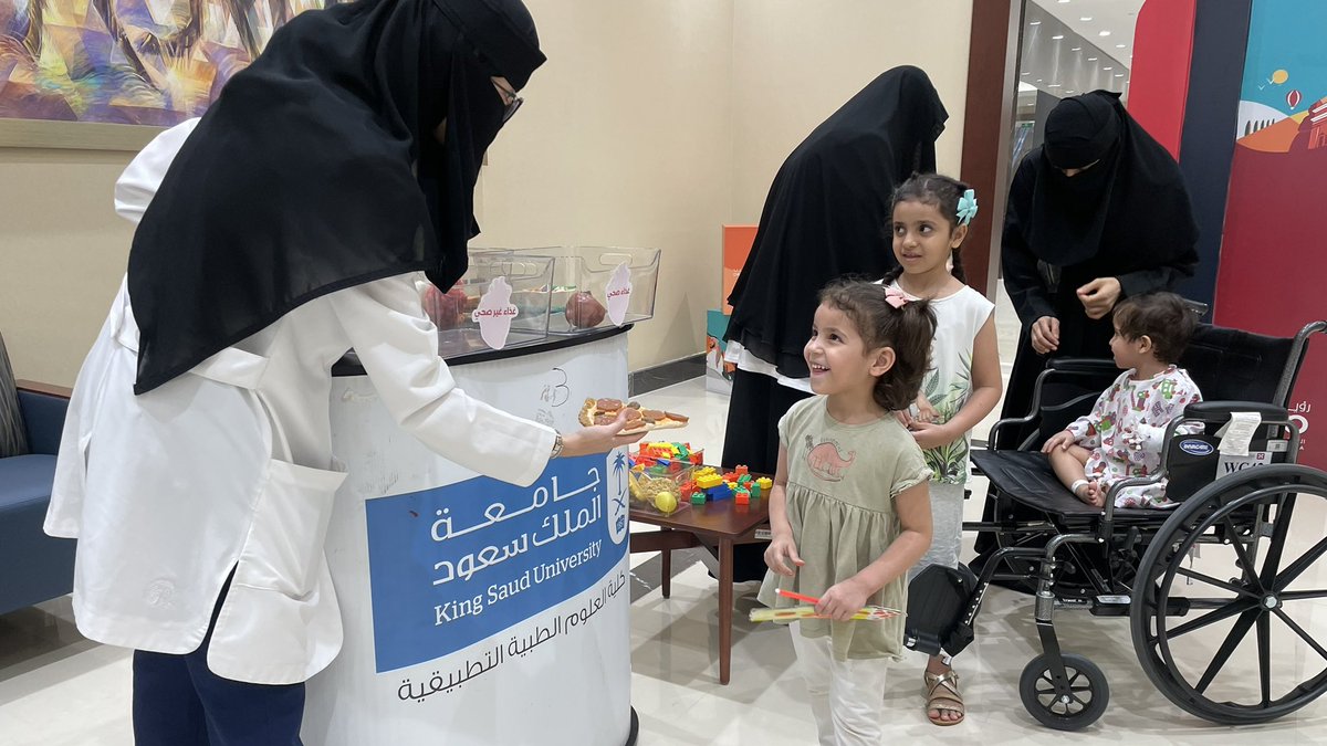 CHC_KSU's tweet photo. بمناسبة اليوم العالمي للقلب ولأن #قلبك_غالي_علينا ❤️
نظم نادي التغذية الإكلينكية بالتعاون مع قسم علوم صحة المجتمع 
 فعالية بعنوان "قلبك غالي علينا".وتشرفنا بحضور الفعالية د.أيمن الخضراء المدير العام لمستشفى سليمان الحبيب فرع الصحافة
ونائبة رئيس قسم علوم صحة المجتمع د.العنود العدل https://t.co/deYYtGxVRi