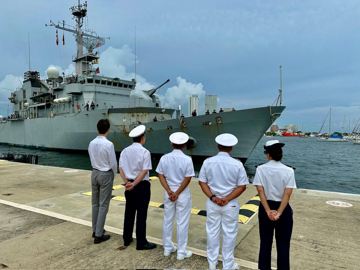 FNC_ArmadaCol's tweet photo. #FNCInternacional 🇨🇴🇫🇷l Arribó a #Cartagena la fragata ligera de vigilancia costera “Germinal” de la @MarineNationale. Esta visita se da en el marco de la cooperación internacional existente entre #Colombia y #Francia y que busca el fortalecimiento de estrategias, capacidades e interoperabilidad para la seguridad y defensa de la región.💯
Dentro de las actividades protocolarias entre marinas, se destaca la presencia del Embajador de Francia en Colombia, Sylvain Itté, la Capitán de Fragata Gwenaelle Terrien, Agregada Naval ante la embajada de Francia en Colombia y el Capitán de Fragata Matthieu Graff, Comandante de la Unidad FS Germinal.