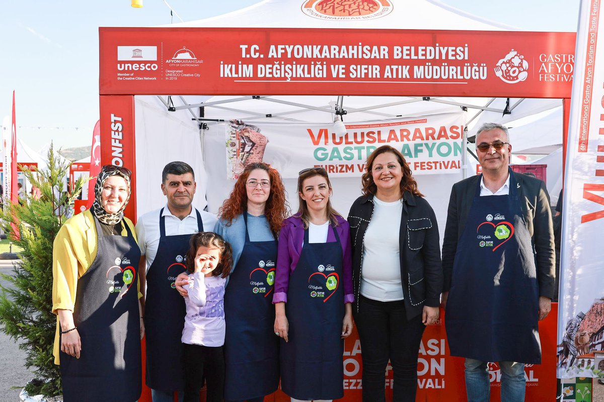 afyonbelediyesi's tweet photo. GastroAfyon Fest’in coşkusunu binlerce ziyaretçimizle birlikte yaşıyoruz! 

🍽️ Yerel ve ulusal lezzetlerin buluştuğu festivalde Başkanımız Burcu Köksal, esnafımız ve misafirlerimizle biraraya geldi. https://t.co/rAJCZ8jP6p