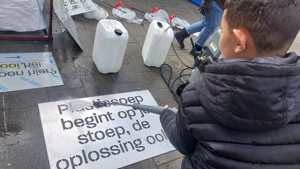 zwerfieRdam's tweet photo. Tussen de regenbuien door was het gezellig druk op de Agniese Burenmarkt. Met theater, een markt, gratis plantjes, heerlijk eten, springkussens, creatieve workshops en een kraam van @zwerfieRdam met zwefeologische items, boeken, informatie over afvalreductie en #cleangraffiti… https://t.co/ZWedGASCh0