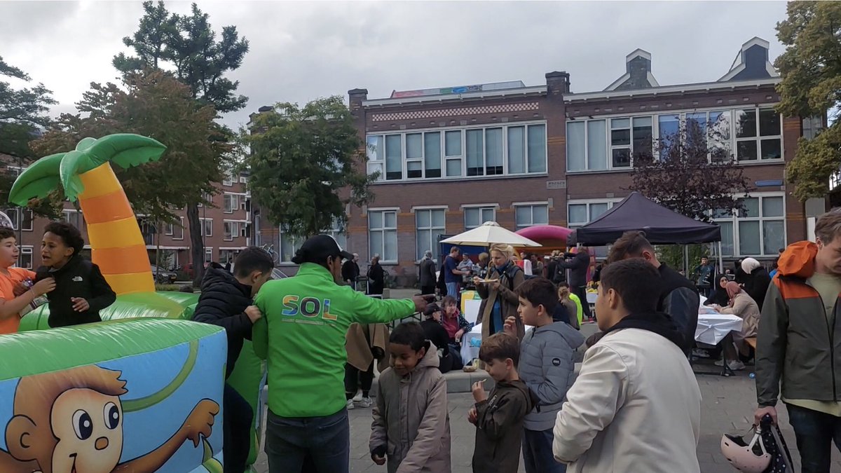 zwerfieRdam's tweet photo. Tussen de regenbuien door was het gezellig druk op de Agniese Burenmarkt. Met theater, een markt, gratis plantjes, heerlijk eten, springkussens, creatieve workshops en een kraam van @zwerfieRdam met zwefeologische items, boeken, informatie over afvalreductie en #cleangraffiti… https://t.co/ZWedGASCh0