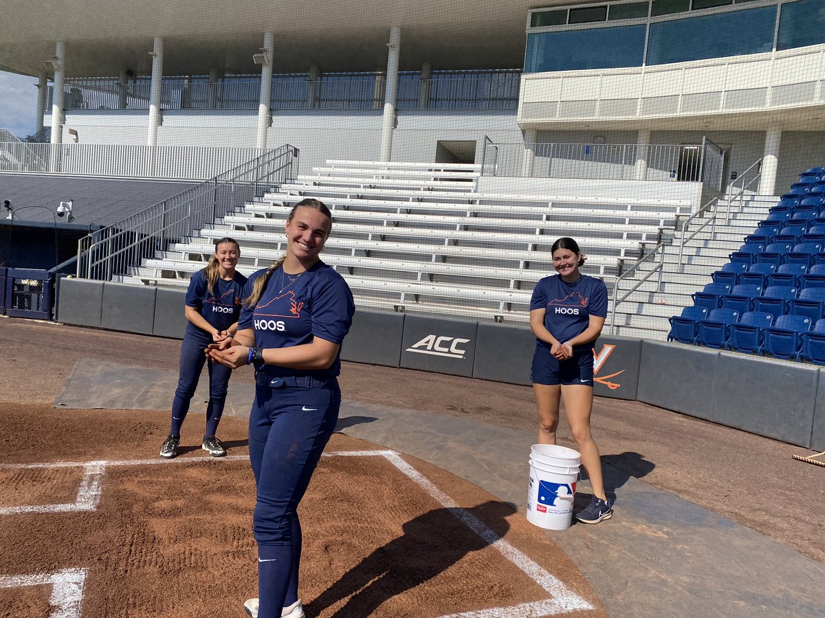 Hoo thought being a <a href="/UVASoftball/">Virginia Softball</a> pitcher meant field work before intra squad?? 

STUDS! 

💪🏽🧹🥎

#MoreThanPOs