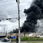 CorresponsalsMX's tweet photo. #almomento 
🚨Reportan un ❤️‍🔥 incendio  #Walmart ubicado en Zona Mettropolitana de Guadajara #ZMG entre Guadalupe y Periferico,al sitio llegan @UMPCyBZ y @PCJalisco 
Hay incertifumbre pues la tienda de autoservicio tenía clientes en su interior y exterior.
Fotos:RS https://t.co/Dd9eCEVw7J