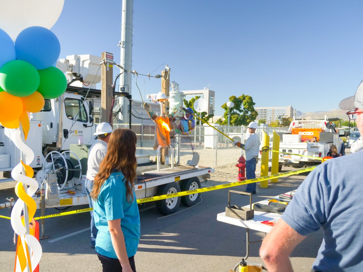 ProvoPower's tweet image. Have you ever seen how electricity works?  Come see one of our many electrical demonstrations on Oct. 3, 4:30-7:30PM, during our Public Power Celebration.  #publicpower #communitypowered #familyfun #education