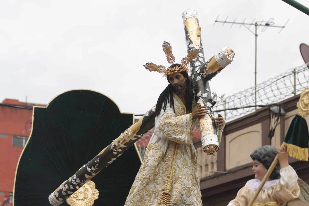 EmisorasUnidas's tweet photo. #AHORA El magno cortejo procesional del Centenario de la Hermandad de la Santa Cruz del Milagro recorre las calles del Centro Histórico.

📸 Alex Meoño https://t.co/dsXHvqu0NI