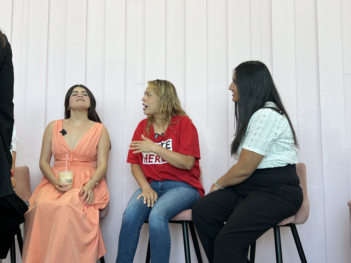 Culinary226's tweet image. &quot;I&apos;m proud to say that Senator Rosen &amp;amp; Congressman Horsford are both former Culinary Union Members. 👩‍💼 It&apos;s important to elect more workers into office for representation. We know they will fight for our rights.&quot; - Claudia, Culinary Union member. #Poderistas @AmericaFerrera