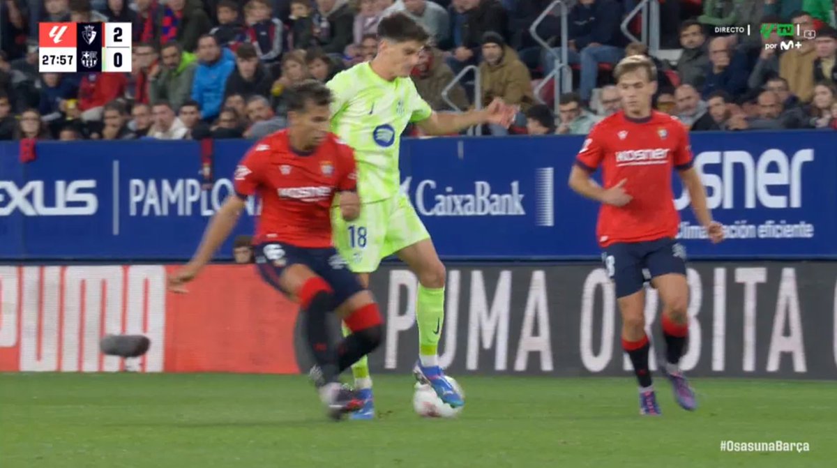 🖥️💥 El VAR se lavó las manos en el Osasuna - Barcelona.

👉🏻 Lucas Torro pone la plancha a la altura del tobillo de Pau Víctor para, tras ello, pisarle.

❌ ES FALTA.

▪️ Tras la recuperación del balón en infracción, el Osasuna marcó el segundo gol.