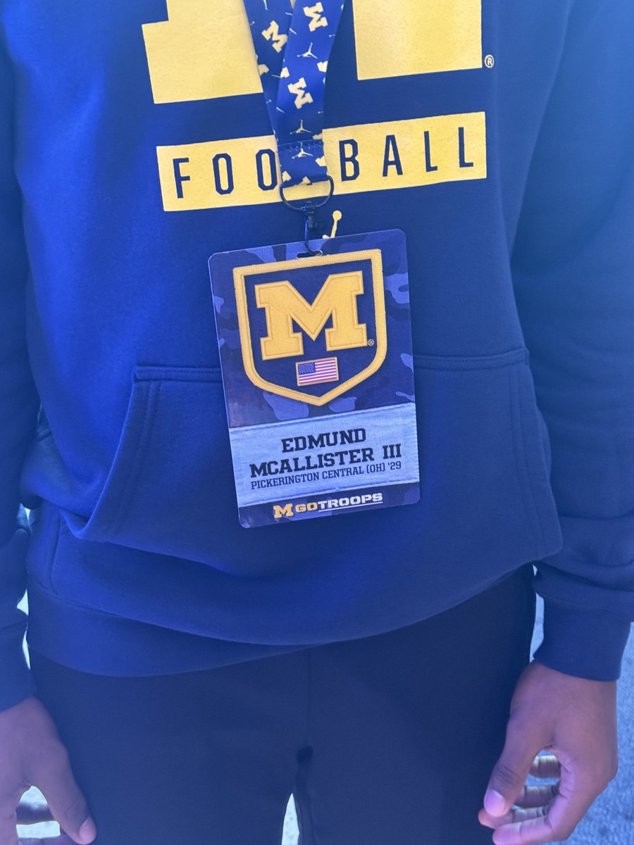 Emac2029's tweet photo. Thank you @UMichFootball for a great home game visit today. I definitely enjoyed myself. #GoBlue @CoachTonyAlford @SamPopper_ ed @Coach_SMoore @grant_newsome https://t.co/6HYFZPmzcQ