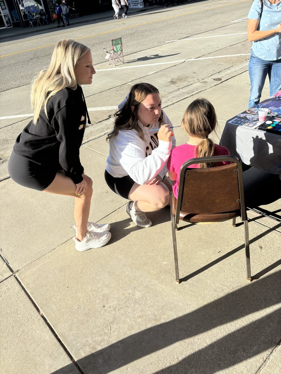 CloudCountySB's tweet photo. Really appreciate that we have a group of girls that volunteered their Saturday morning by painting some faces for Fall Fest! https://t.co/75GO5PiIZT