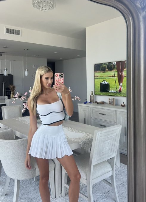 Off to tennis 🎾 How are you spending your weekend? https://t.co/naYeHsWg4b