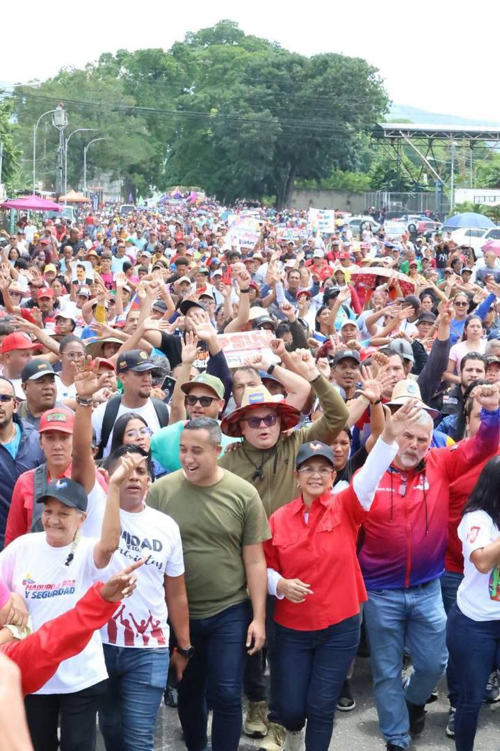 ConElMazoDando's tweet photo. Pueblo de Aragua marcha en apoyo al presidente @NicolasMaduro celebrando dos meses de la Gran Victoria Popular del 28 de julio.

#MásAmenazasMásRevolución #28Sep https://t.co/zWoJyYtKXf