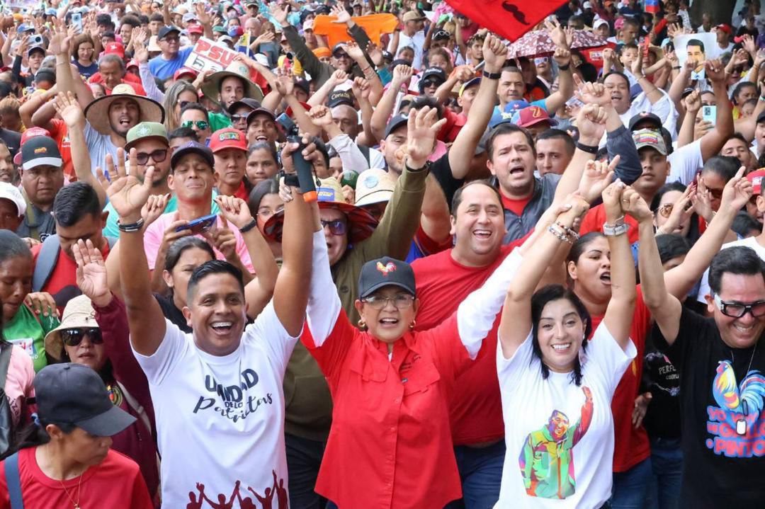 Con el Mazo Dando (@conelmazodando) on Twitter photo Pueblo de Aragua marcha en apoyo al presidente <a href="/NicolasMaduro/">Nicolás Maduro</a> celebrando dos meses de la Gran Victoria Popular del 28 de julio.
#MásAmenazasMásRevolución #28Sep Pueblo de Aragua marcha en apoyo al presidente <a href="/NicolasMaduro/">Nicolás Maduro</a> celebrando dos meses de la Gran Victoria Popular del 28 de julio.
#MásAmenazasMásRevolución #28Sep