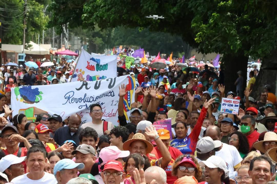 ConElMazoDando's tweet photo. Pueblo de Aragua marcha en apoyo al presidente @NicolasMaduro celebrando dos meses de la Gran Victoria Popular del 28 de julio.

#MásAmenazasMásRevolución #28Sep https://t.co/zWoJyYtKXf
