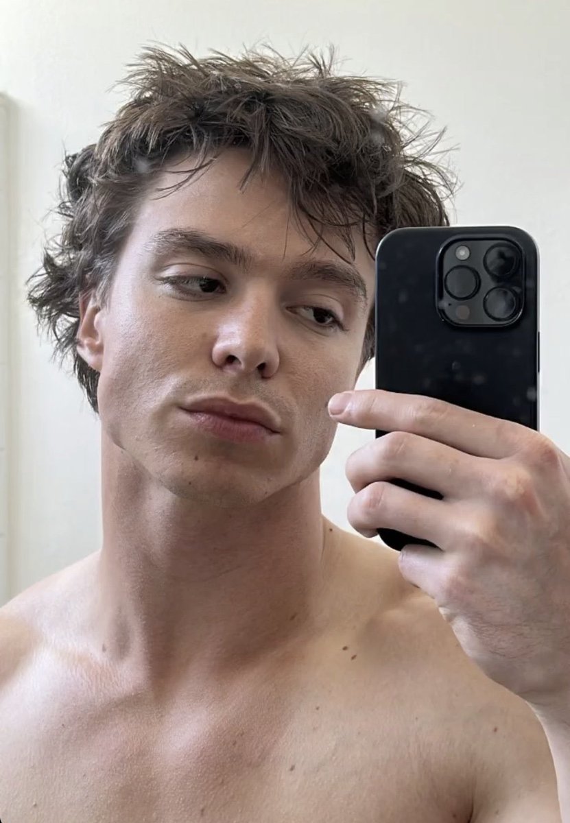 evashitox's tweet image. nicholas chavez accused of being the hottest man and declared GUILTY