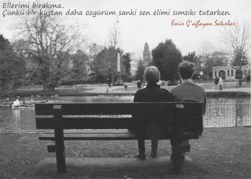 Ellerimi bırakma
Çünkü bir kuştan daha özgürüm sanki 
sen ellerimi sımsıkı tutarken ...