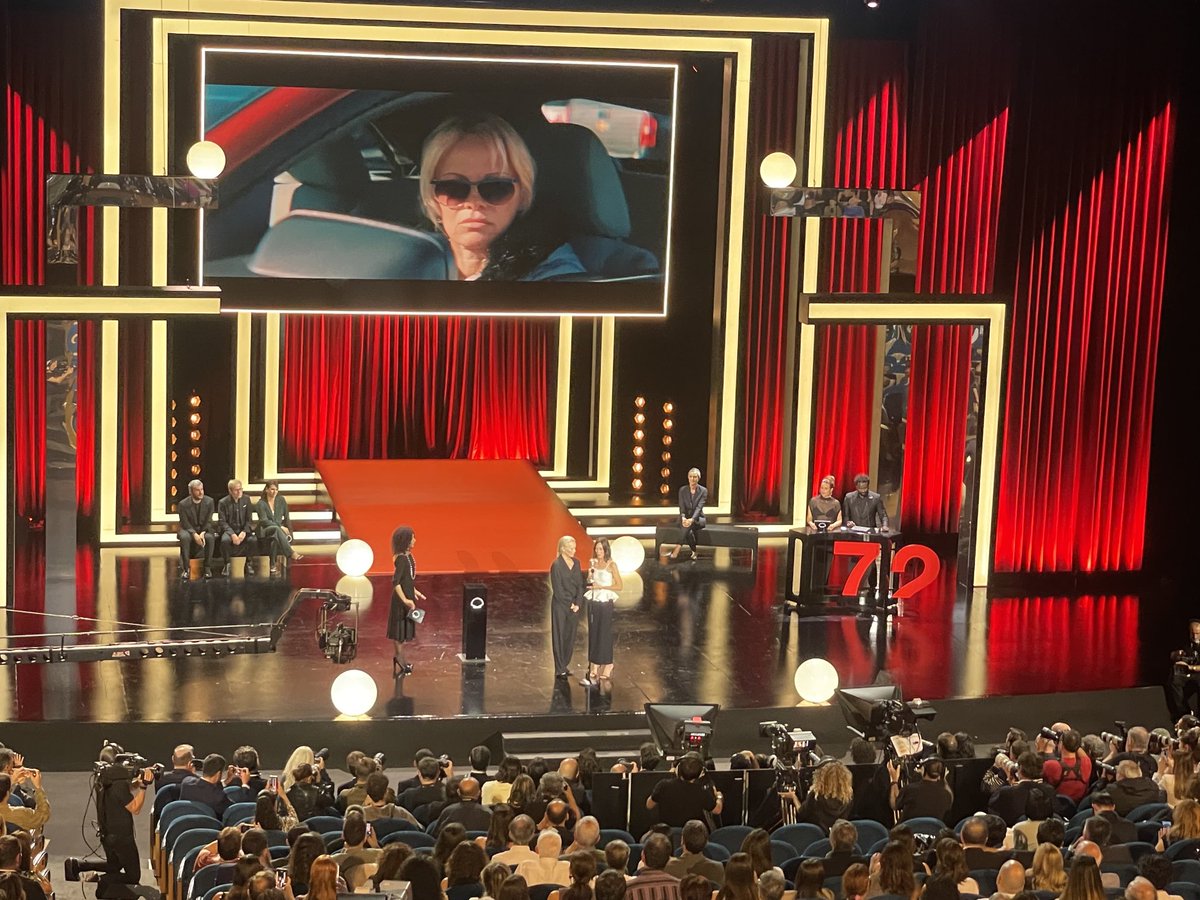 lyssaria's tweet photo. Pamela Anderson onstage receiving the Special Prize for the entire cast of THE LAST SHOWGRIL ⁦@sansebastianfes⁩ https://t.co/ojAwH7TsPJ