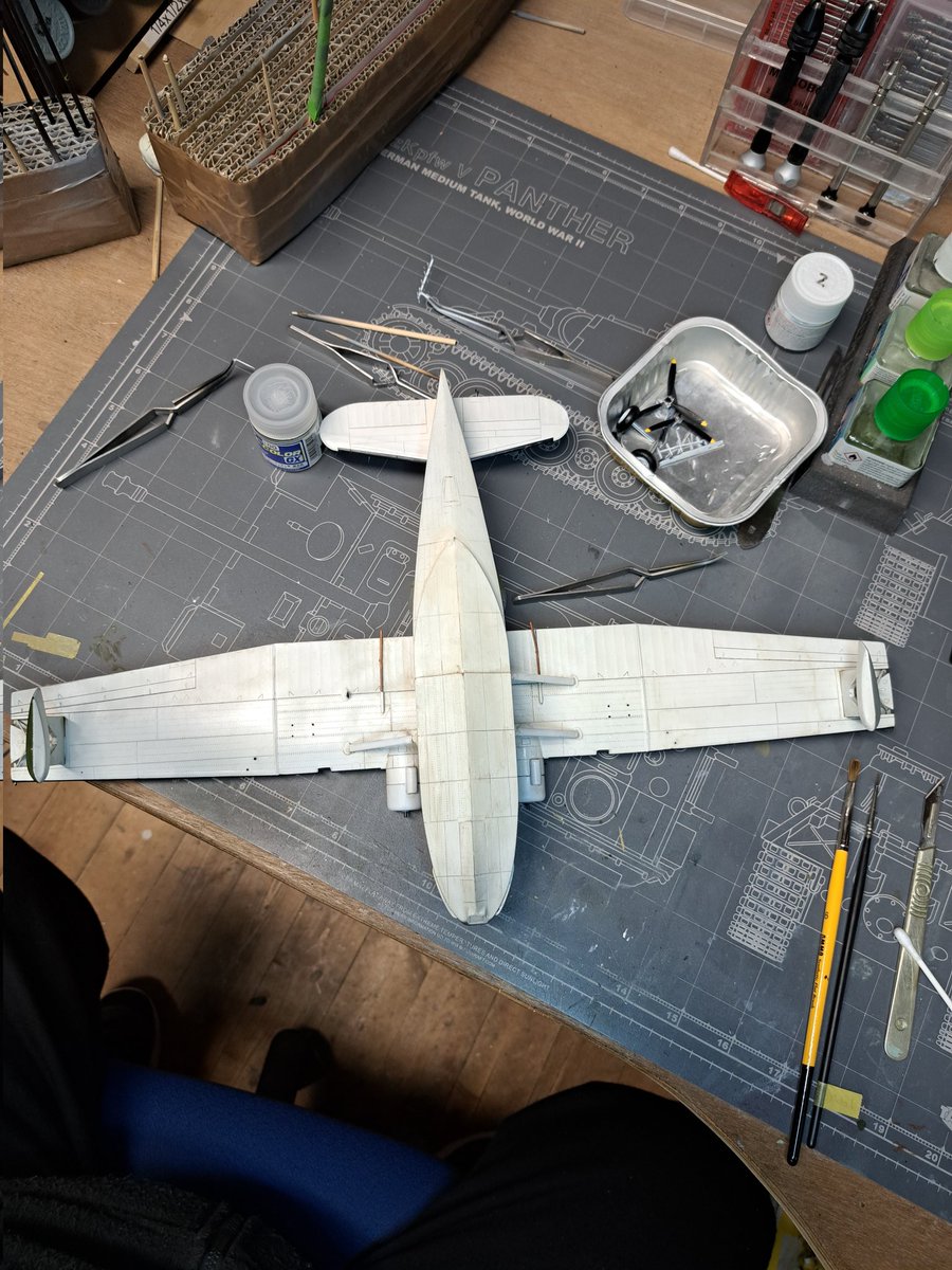 fudge_67's tweet image. #JFFCat Catalina update;
Just a short time at the bench tonight, managed to get a #modellersworld dark brown oil wash on and break off one of the wing struts🤬
Hopefully, it will be a flat coat on tomorrow and then everyones favourite part #unmasking
