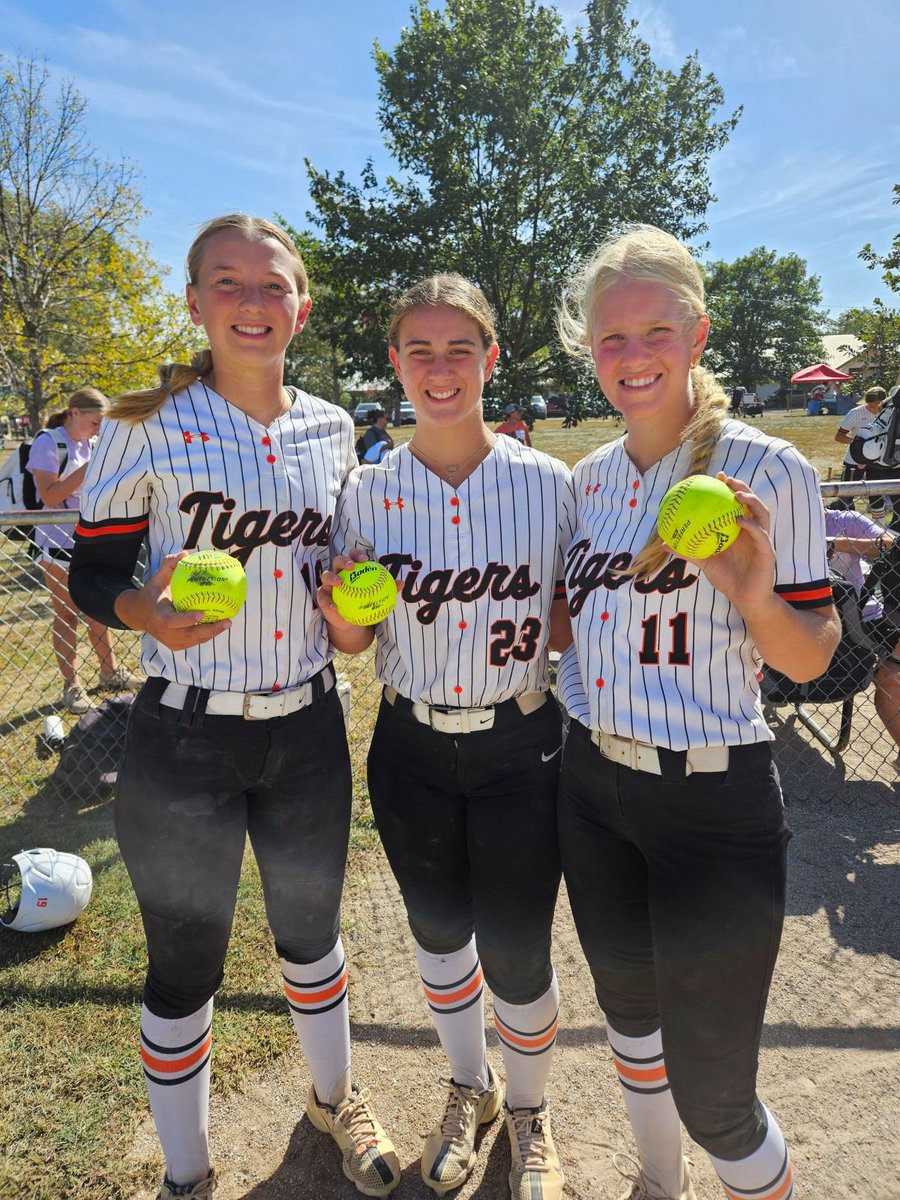 hpstigersb's tweet photo. Tigers go 2-1 in the Crete invite 

Win 11-1 @SoftballHusky 
Win 4-0 @BNCavsSoftball 
Loss 9-5 @GINWSoftball 

Some BIG HITS from @Grayce_Beck19 @EmilyKratzer10 @BrookeOchsner1 

Also, today our seniors won their 100th game in highschool! https://t.co/8B7YsbXR3s