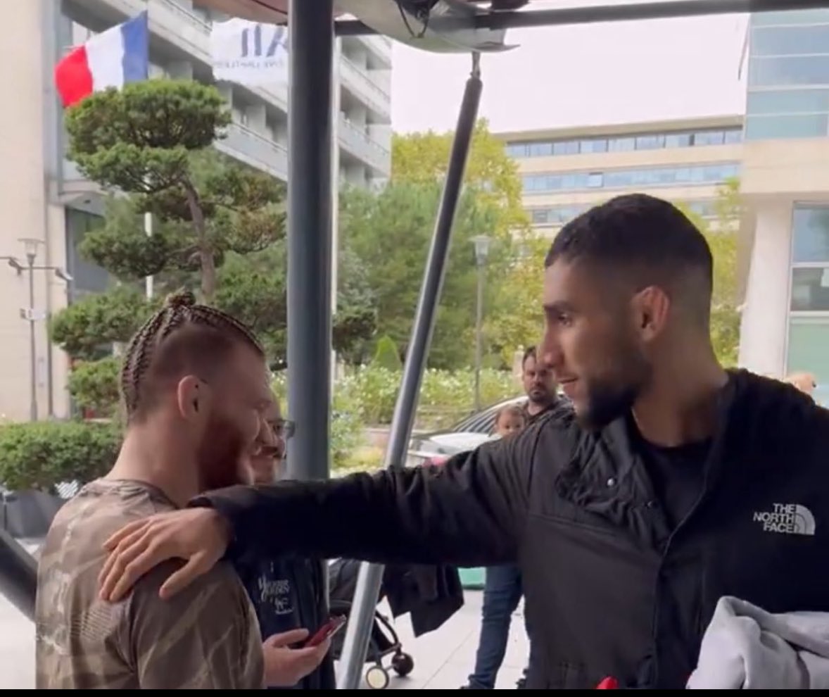 MMA__TIME's tweet photo. Quand le petit reuf t’énerve devant les darons tu lui fait ça il comprend qu’il est dans la merde dès qu’il quitte la pièce https://t.co/vk1DvVU6Q2