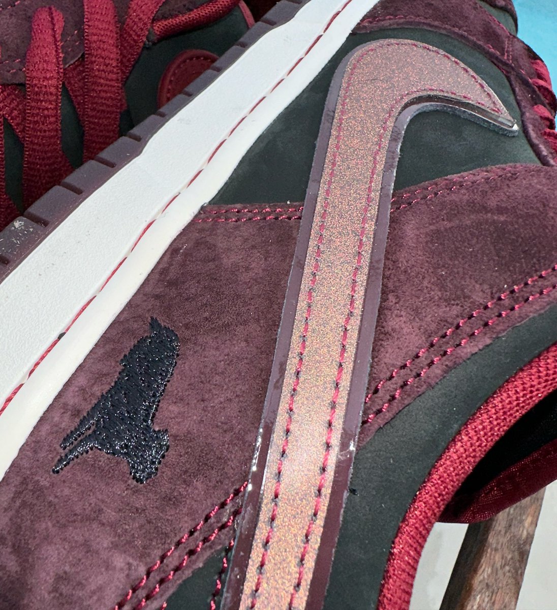 ModernNotoriety's tweet photo. RIOT Skateshop dedicates its Nike SB Dunk Low collab to the city of Bordeaux 🍷🛹 https://t.co/O1f7eZFNj3 https://t.co/QILboWYnFr