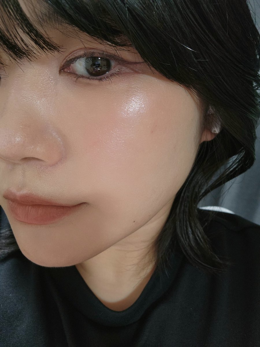 ハイライトをピンク系のパールのものに
変えてみたんやけど
柔らかい顔になってきにいってる

最近チークも割とちゃんといれてるんやけど
かわいすぎない色にしてるからバランスよい