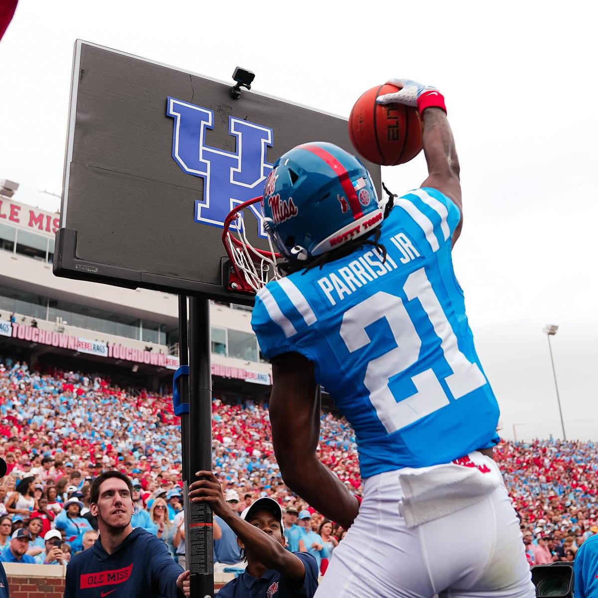 I still can't believe they actually wheeled out a hoop with a Kentucky logo on it, mounted a gopro to it, had their players dunk on it, tried to create a viral moment trolling us, and lost. 🤣🤣🤣