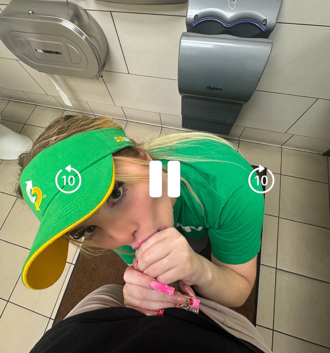 jbedmo's tweet image. just saw the Subway bathroom 
👇👇
kirteexe.tv/4/7403912

she got fired from Subway cuz of this video
👇