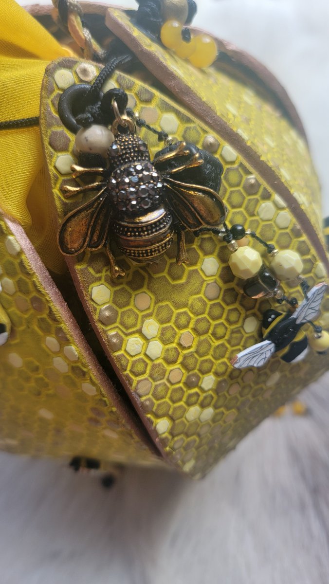 🐝 The Bee Bag. 🐝 
15% of the proceeds from this piece will go to the Save the Bees Foundation for all the great work they do.  savethebees.com
Here's to our friends the Bees.:) 
May the rest of your week be sweet. 💛
etsy.com/shop/ArcherInv…