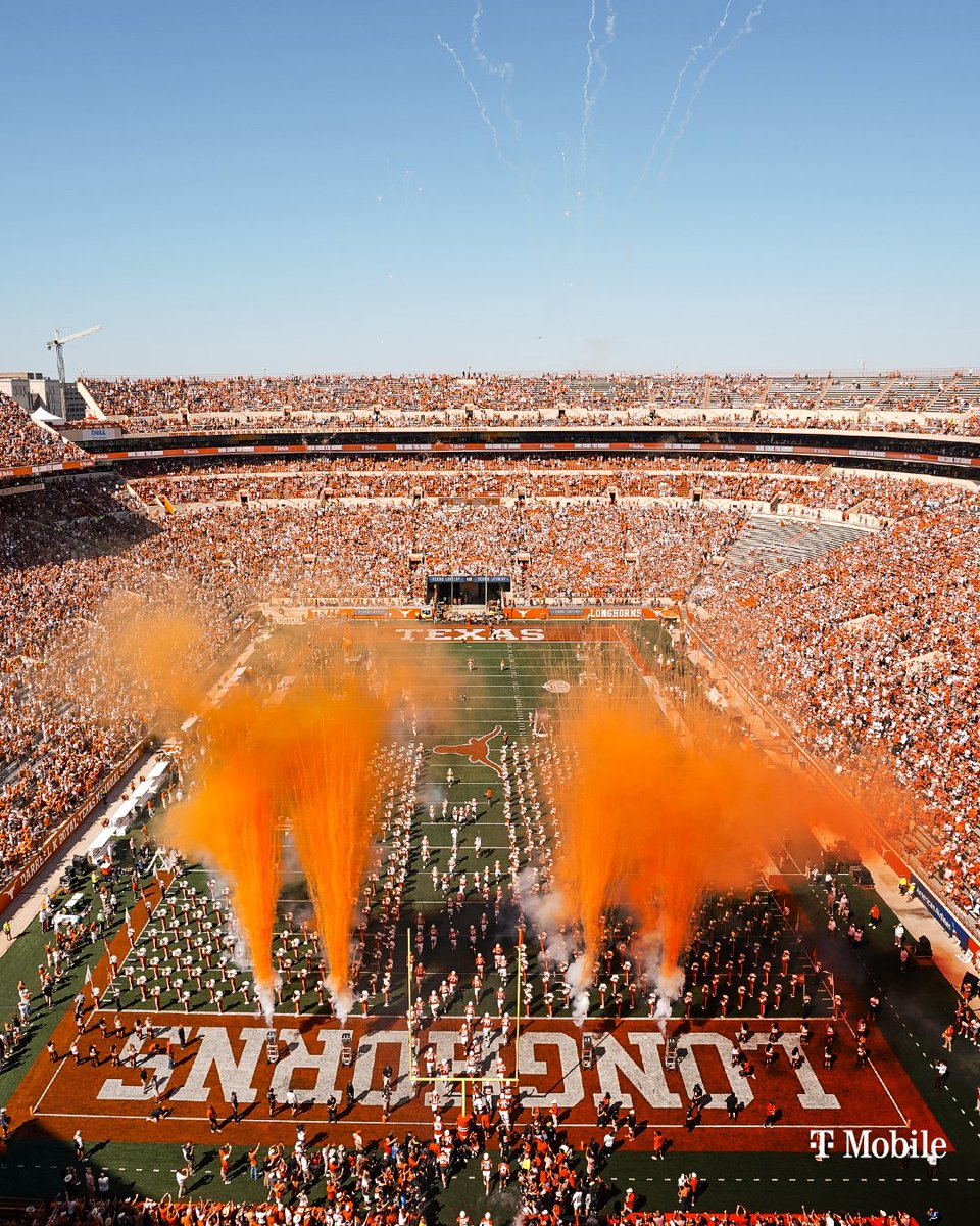 TexasLonghorns's tweet photo. here come the Horns 🤘

#HookEm | @TMobile https://t.co/GllIsfcGI0