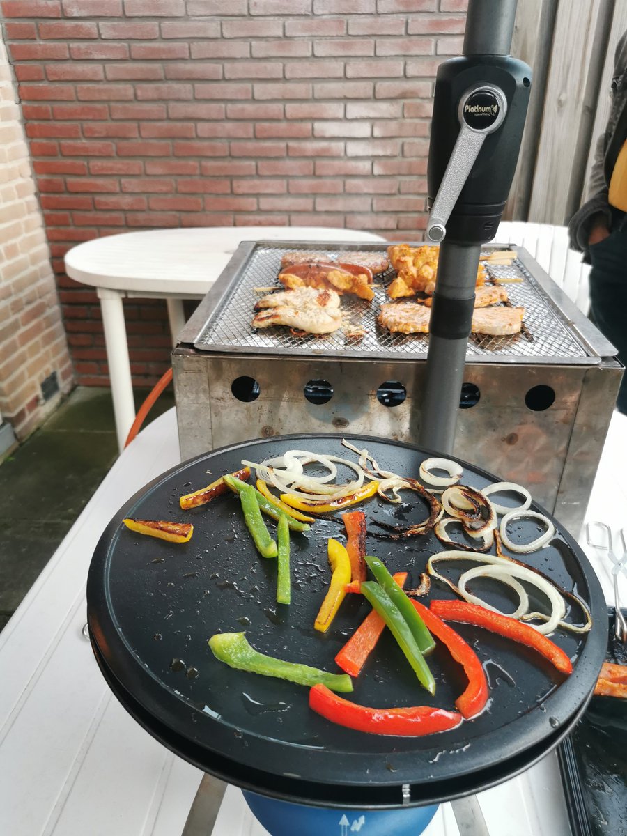 Vandaag even geen rondes door de wijk, maar samen zijn onder het genot van een barbecue en drankje. Ook dat is buurtpreventie.