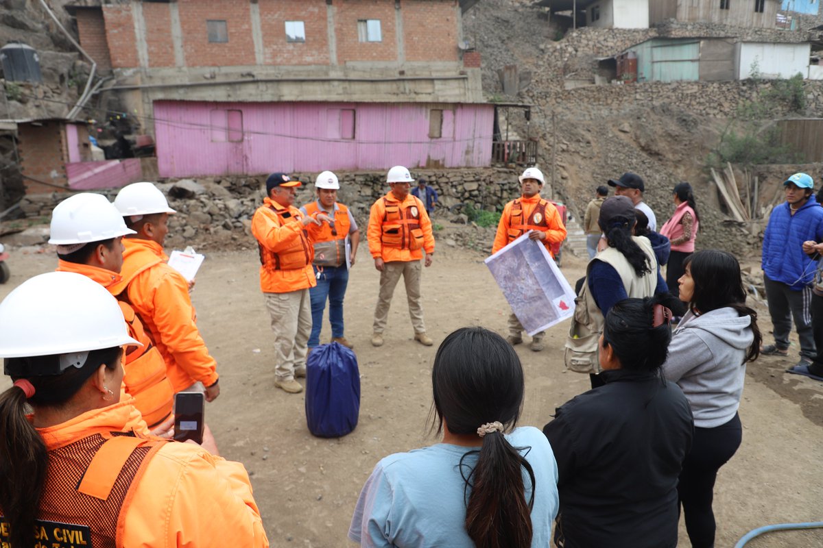 indeciperu's tweet photo. 📢 El 4to equipo del curso #GIRED del #INDECI realizó prácticas en campo en los distritos de Los Olivos, Rímac, Chorrillos, Punta Hermosa y Chaclacayo. Estos ejercicios fortalecen su capacidad de respuesta ante #emergencias.
 🚨💪 https://t.co/uU3hSMbo5d