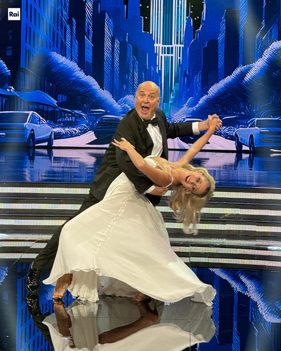 L’atmosfera magica di New York sul palco di #BallandoConLeStelle 🗽
Ci avete emozionato #AlanFriedman e #GiadaLini 🔥