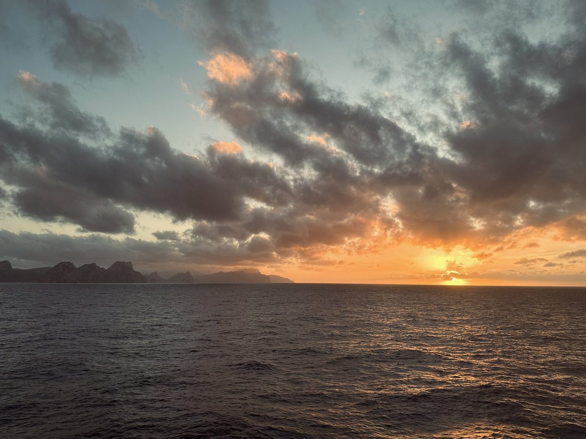 tri_c_livesey's tweet photo. Mallorca giving me a nice welcome home this evening. After a few days in Girona volunteering on the Transpyranees race, I’m home for a 3 days before going to Belgium for the UCI Gravel world champs. Talk about a whirlwind few weeks. https://t.co/gMMZeyVTaq
