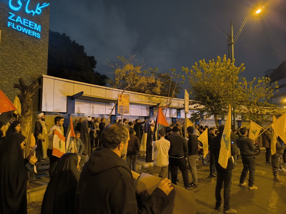 Abshar_Tasnim2's tweet photo. 🇮🇷  Currently, in some cities of Iran, people are gathering and asking to impeach the President Pezeshkian because he and his friends, especially the traitorous Javad Zarif, caused the assassination of Sayyid Hassan Nasrullah by showing weakness in fron of the Zionist regime. https://t.co/JV4xNRwFNU