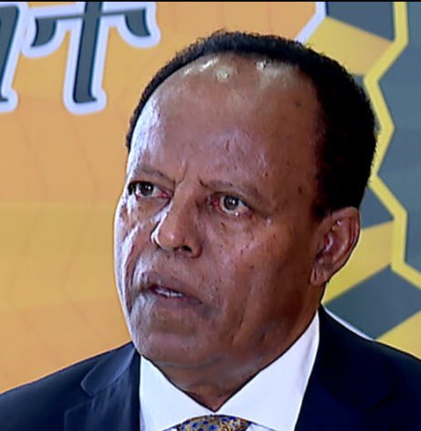 Qaraabooy:

Wasiir <a href="/AhmedMoFiqi/">Hon. Ahmed FIQI</a> ninkaas ayuu hortaagan yahay;

Ninkaasna #Somalia ayuu rabaa in uu bad ka dhaco. 

Marka waqti  motion laguma jiro,