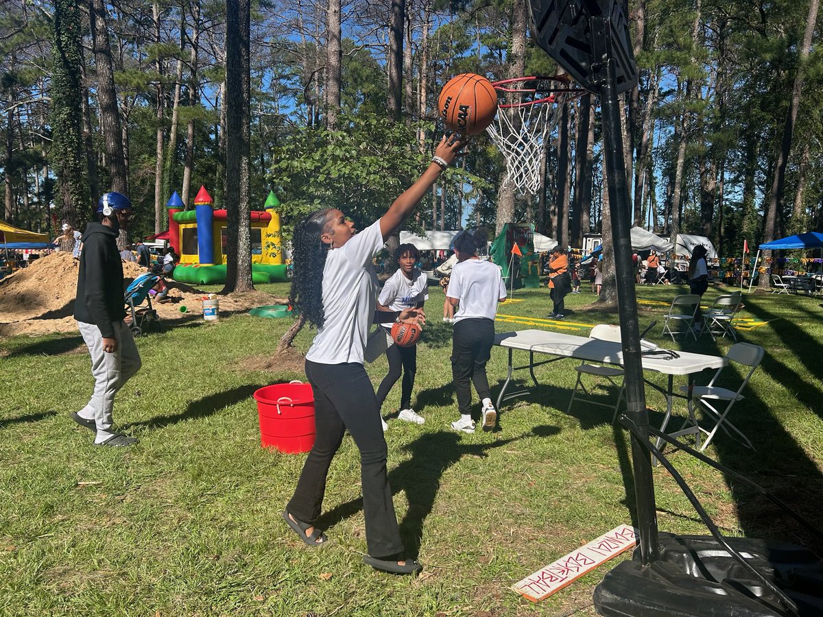 LadyMustang_MHS's tweet photo. It’s a beautiful Saturday to SERVE and our girls had a great time doing it at Wells Fest 2024! 🎟️🍭🎶🎨 

#Community 
#Volunteer 
#Serve https://t.co/brFvdnyxjN