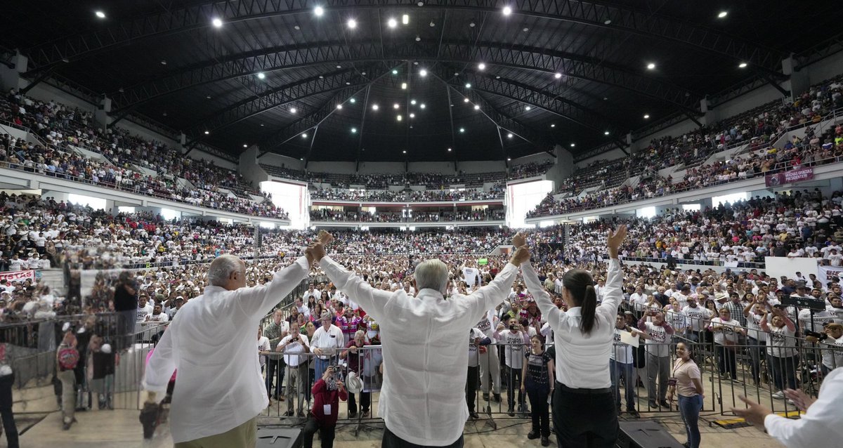 Claudiashein's tweet photo. Tepic, Nayarit. Ningún presidente ha terminado su mandato con esta fuerza y con tanto amor de su pueblo. https://t.co/P0IsywVjVk
